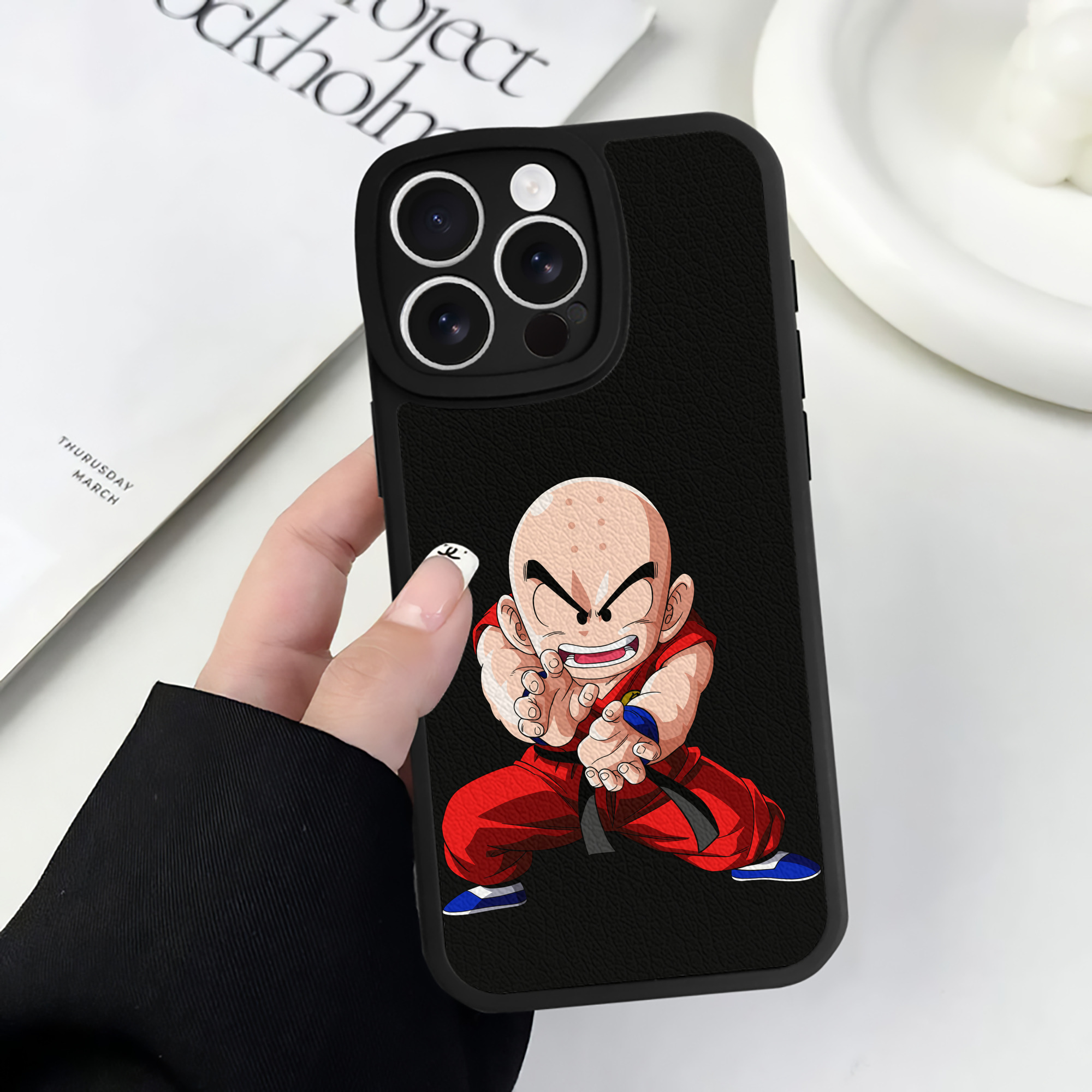 （画像用） ドラゴンボール クリリン DRAGON BALL krillin 【iPhone 16シリーズ対応】シリコンスマホケース（レザー調） 材質：シリコン